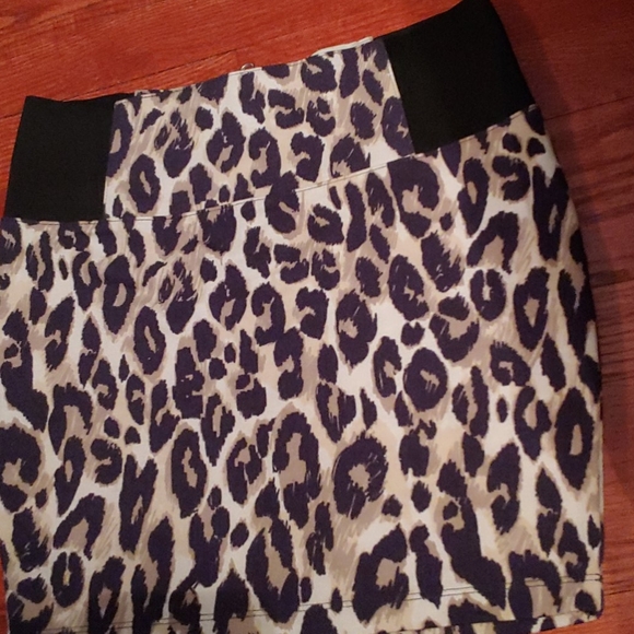 Leopard Print Stretch Cotton Zip Skirt - Picture 3 of 6